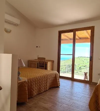 Azienda Agrituristica La Janna Di La Faj مزرعة للإقامة *