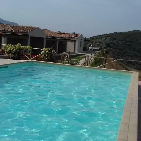 Azienda Agrituristica La Janna Di La Faj مزرعة للإقامة *